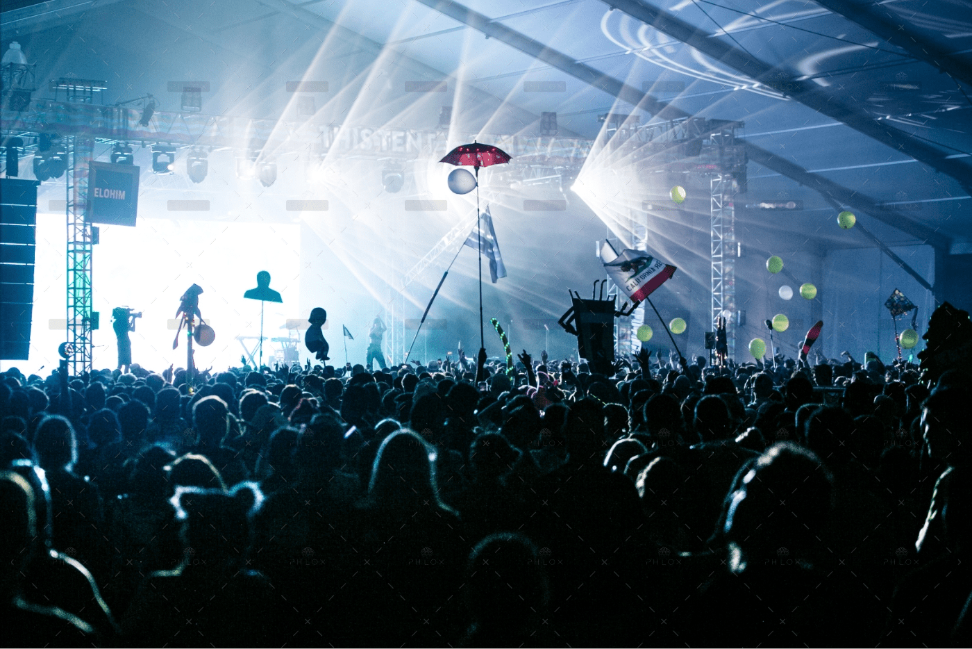 demo-attachment-50-people-on-concert-1179581